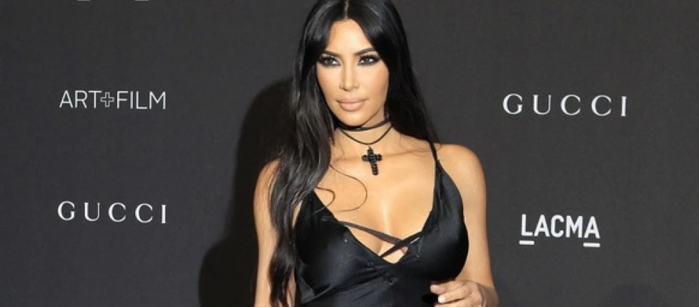 Κιμ Καρντάσιαν: Ποζάρει με μαγιό και κάνει τον ανδρικό πληθυσμό να «υποκλίνεται» (φωτο)